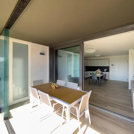 Apartmán Trilocale Di Nuova Costruzione Con Garage *